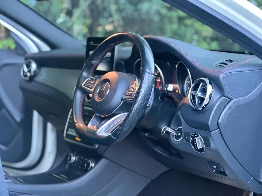 2017 Mercedes Benz GLA 180 AMG Sunroof