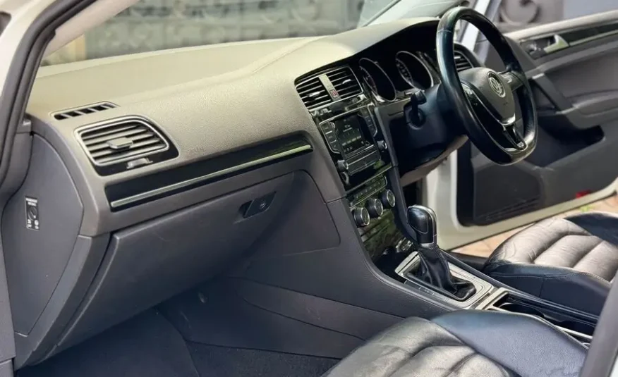 2017 Volkswagen Golf TSI Sunroof