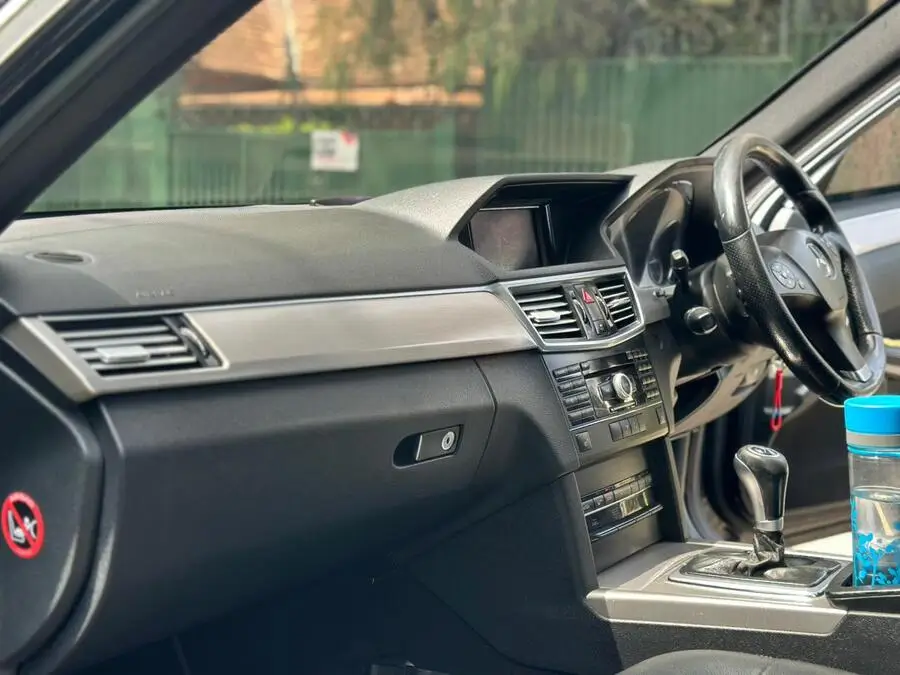 2010 Mercedes Benz E200