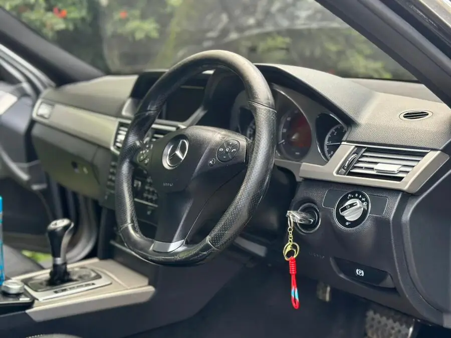 2010 Mercedes Benz E200