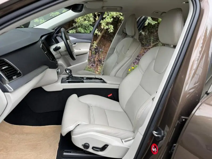 2018 Volvo XC90 T5 AWD Leather Low Mileage