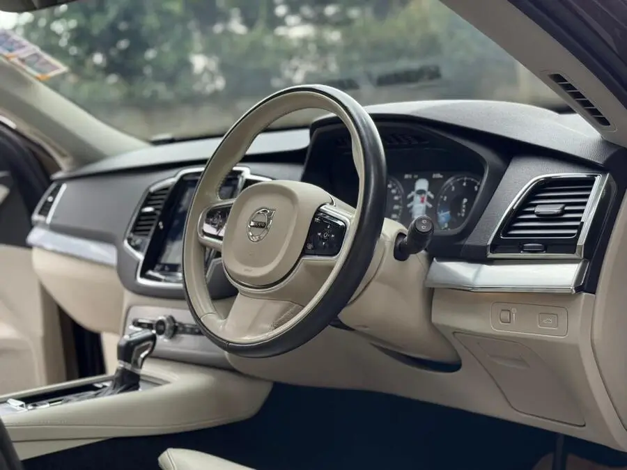 2018 Volvo XC90 T5 AWD Leather Low Mileage