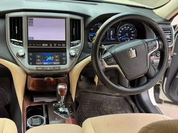 2015 Toyota Crown Royal Saloon