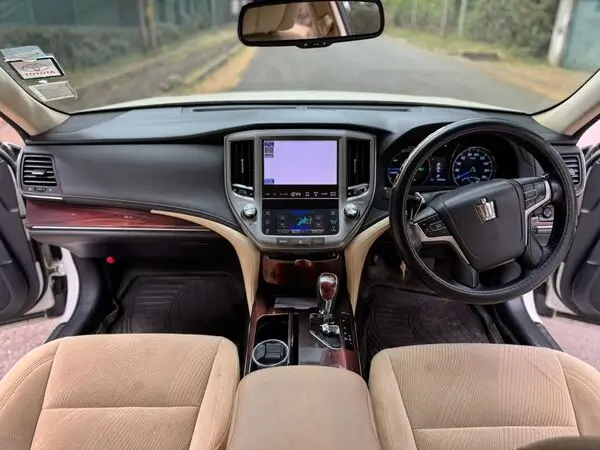 2015 Toyota Crown Royal Saloon