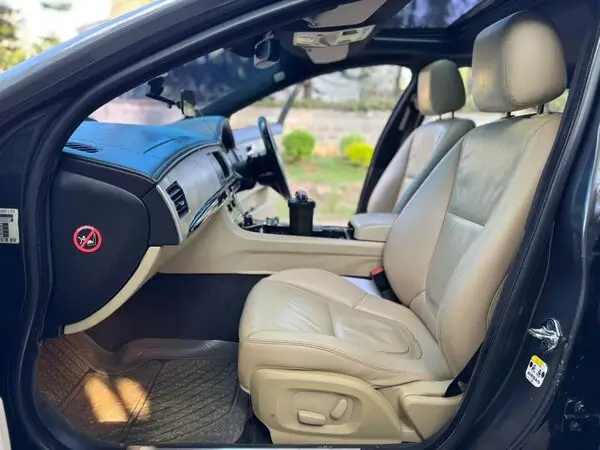 2013 Jaguar XF Sunroof