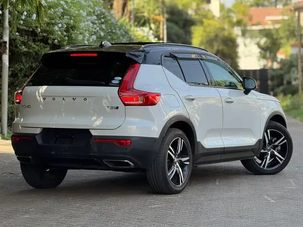2020 Volvo XC40 T5 R-Design Sunroof