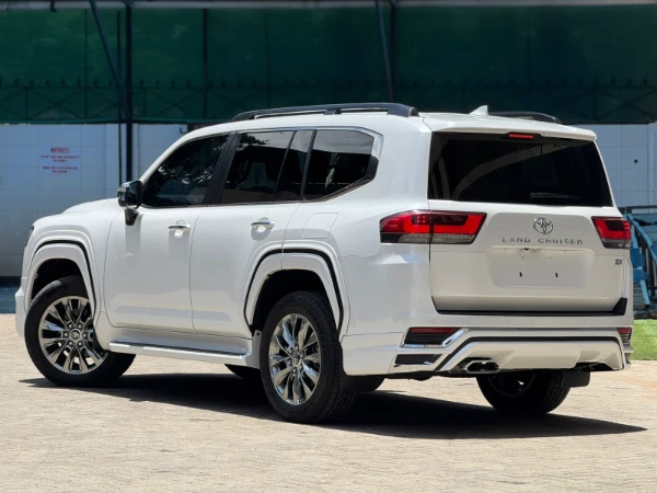 2023 Toyota Land Cruiser ZX LC300 Fully Loaded