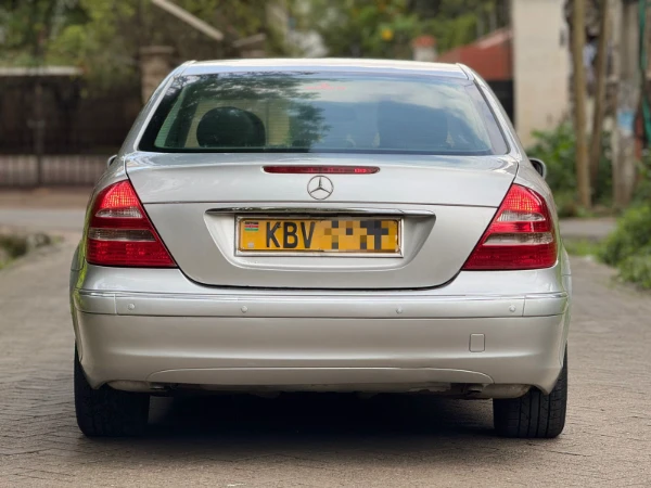 2006 Mercedes Benz E200