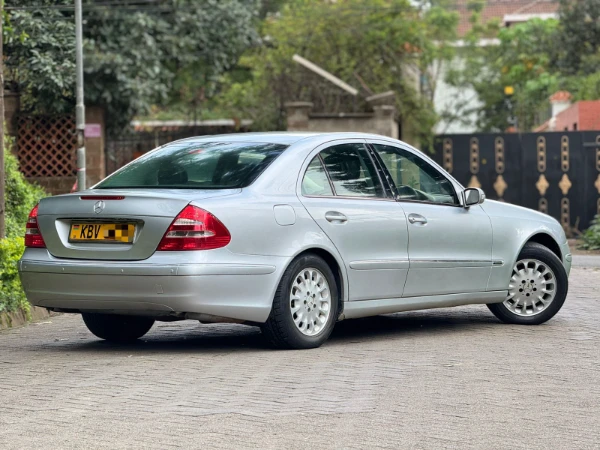 2006 Mercedes Benz E200