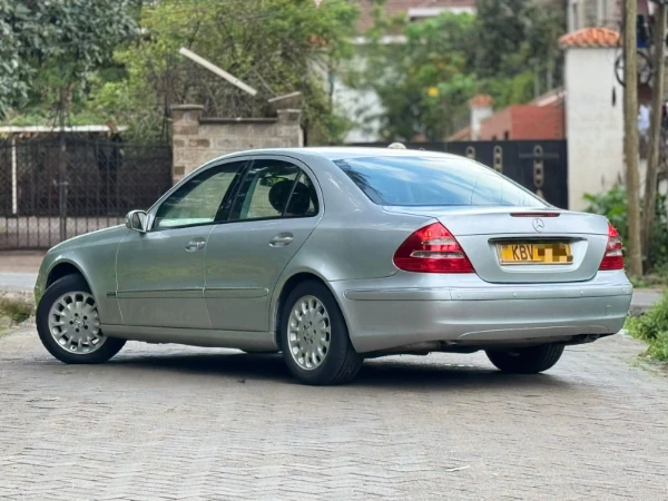 2006 Mercedes Benz E200
