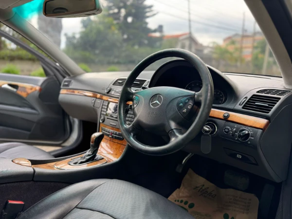 2006 Mercedes Benz E200
