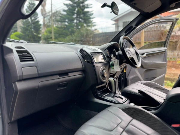 2017 Isuzu D-Max Doube Cabin Canopy