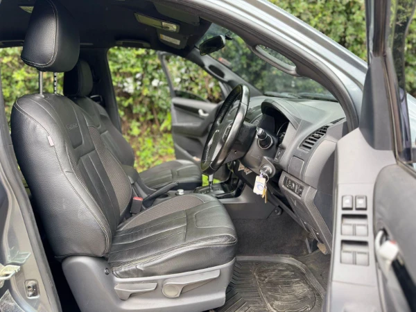 2017 Isuzu D-Max Doube Cabin Canopy
