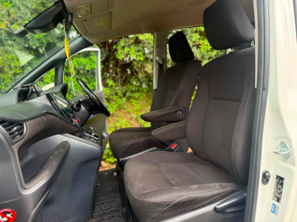 2016 Toyota Noah Hybrid