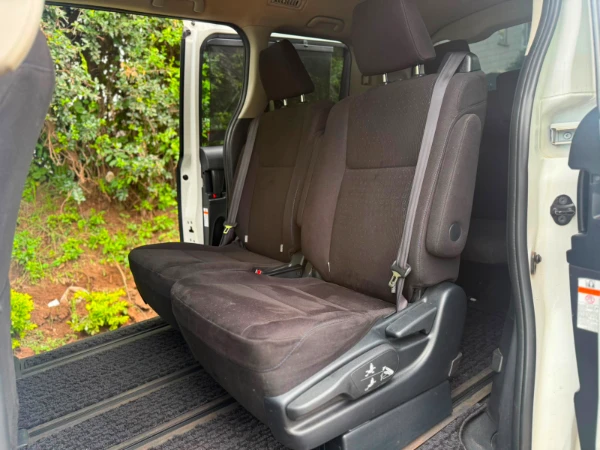2016 Toyota Noah Hybrid