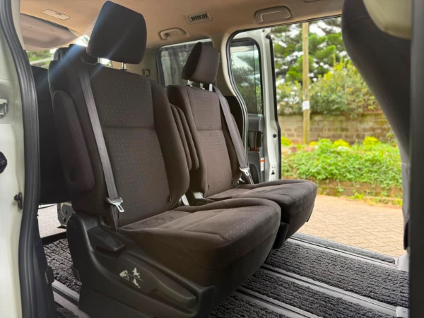 2016 Toyota Noah Hybrid