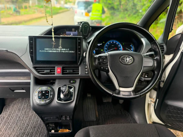 2016 Toyota Noah Hybrid