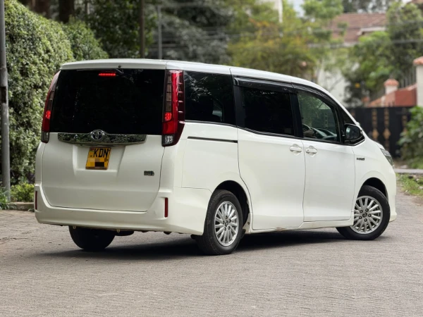 2016 Toyota Noah Hybrid