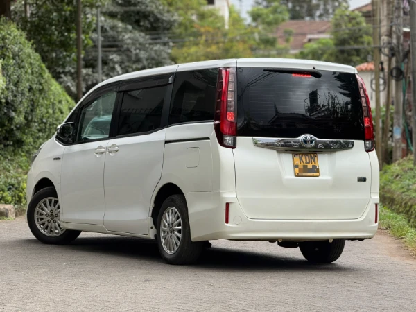 2016 Toyota Noah Hybrid