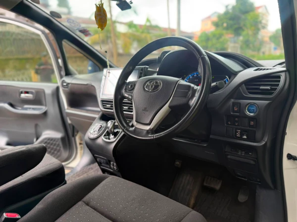 2016 Toyota Noah Hybrid