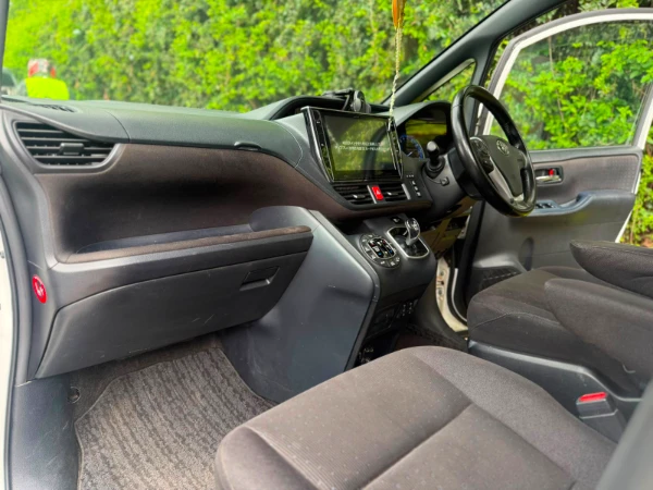 2016 Toyota Noah Hybrid