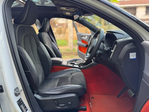 2019 Volvo XC40 AWD R-Design Sunroof