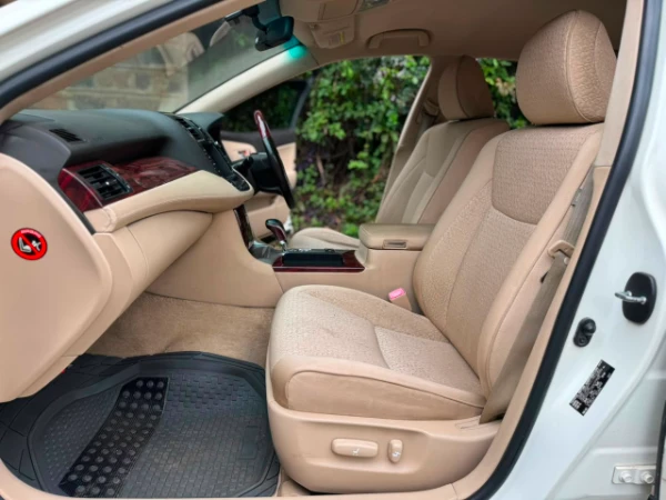 2012 Toyota Crown Royal Saloon