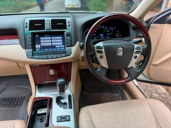2012 Toyota Crown Royal Saloon