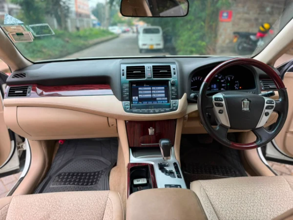 2012 Toyota Crown Royal Saloon