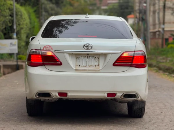 2012 Toyota Crown Royal Saloon