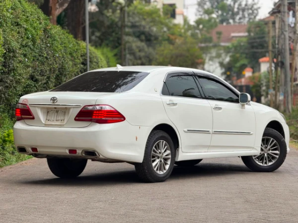 2012 Toyota Crown Royal Saloon