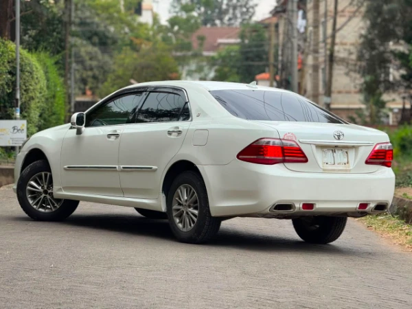 2012 Toyota Crown Royal Saloon
