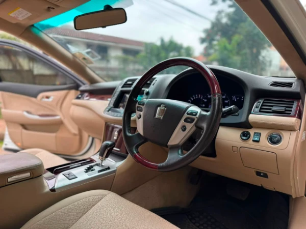 2012 Toyota Crown Royal Saloon