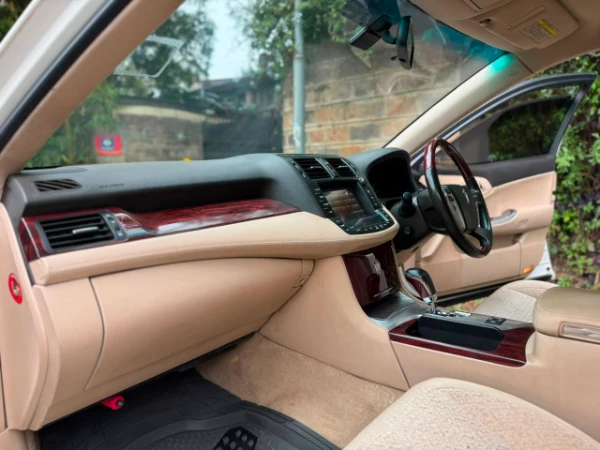 2012 Toyota Crown Royal Saloon