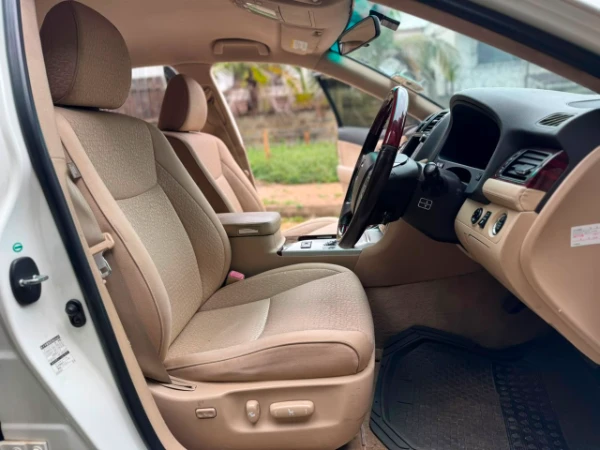 2012 Toyota Crown Royal Saloon