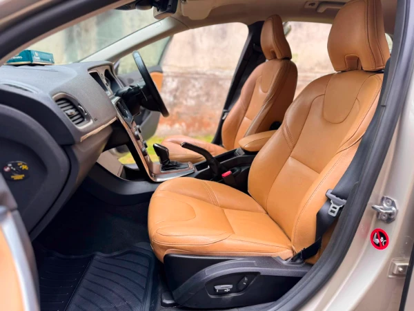 2017 Volvo V40 T5 AWD Cross Country