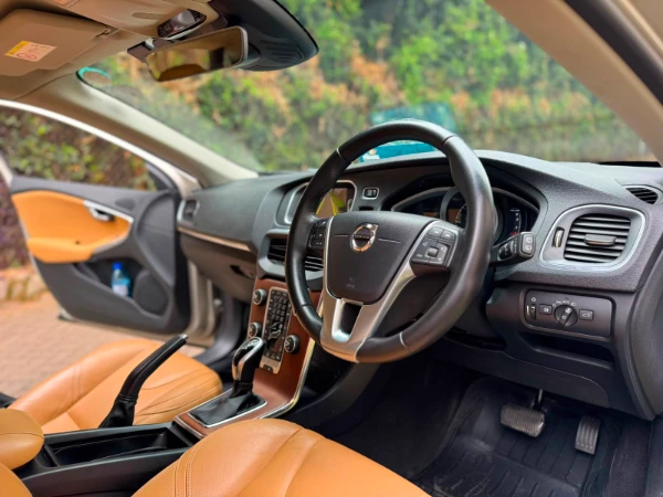 2017 Volvo V40 T5 AWD Cross Country