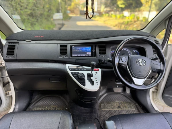 2014 Toyota Isis Platana