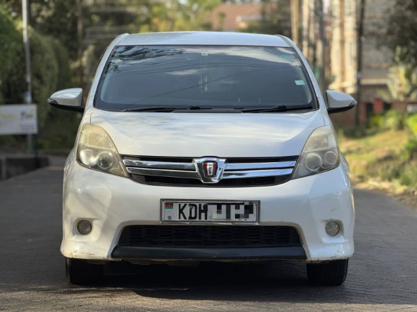 2014 Toyota Isis Platana