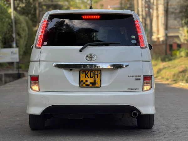 2014 Toyota Isis Platana