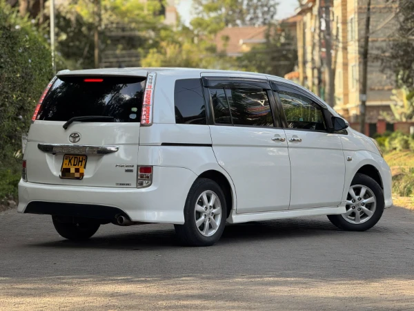 2014 Toyota Isis Platana