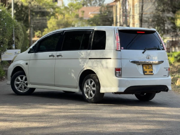 2014 Toyota Isis Platana