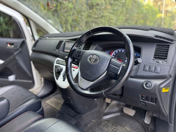 2014 Toyota Isis Platana