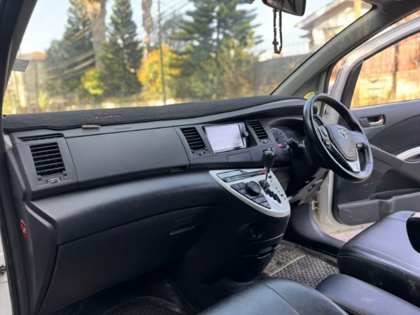 2014 Toyota Isis Platana