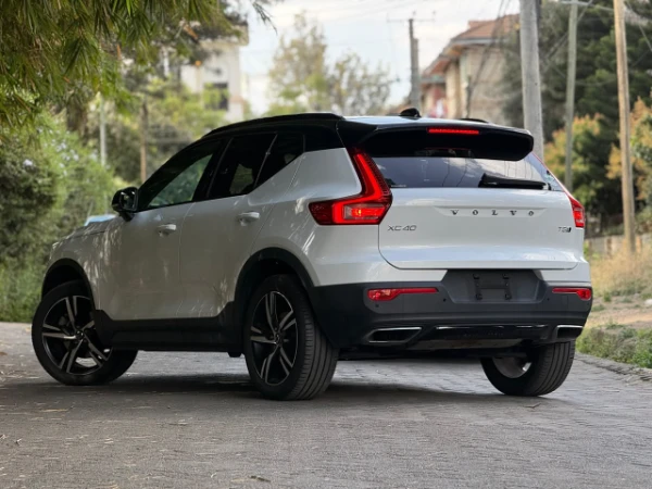 2019 Volvo XC40 T5 AWD R-Design Low Mileage
