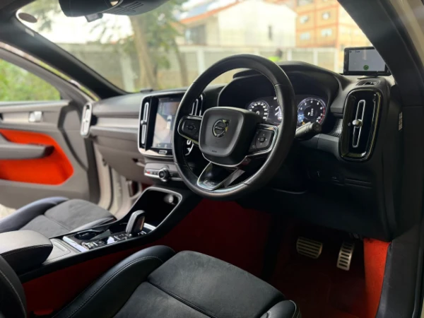 2019 Volvo XC40 T5 AWD R-Design Low Mileage