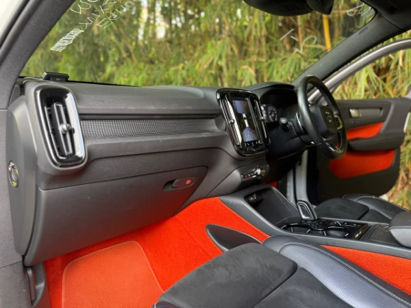 2019 Volvo XC40 T5 AWD R-Design Low Mileage